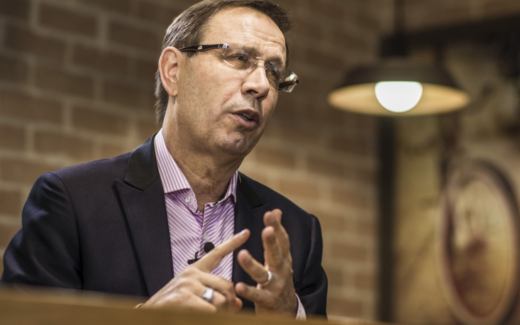 O momento &eacute; de empreender, diz Carlos Wizard