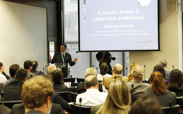 Empresas e autoridades exp&otilde;em desafios do com&eacute;rcio exterior ao governo federal