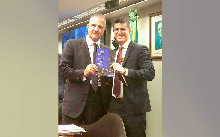 Deputado Julio Lopes, relator do GT de Digitaliza&ccedil;&atilde;o e Desburocratiza&ccedil;&atilde;o da C&acirc;mara dos Deputados, recebendo a Agenda do Cedi &ndash; projetos e medidas priorit&aacute;rios para o setor de varejo e servi&ccedil;os digitais