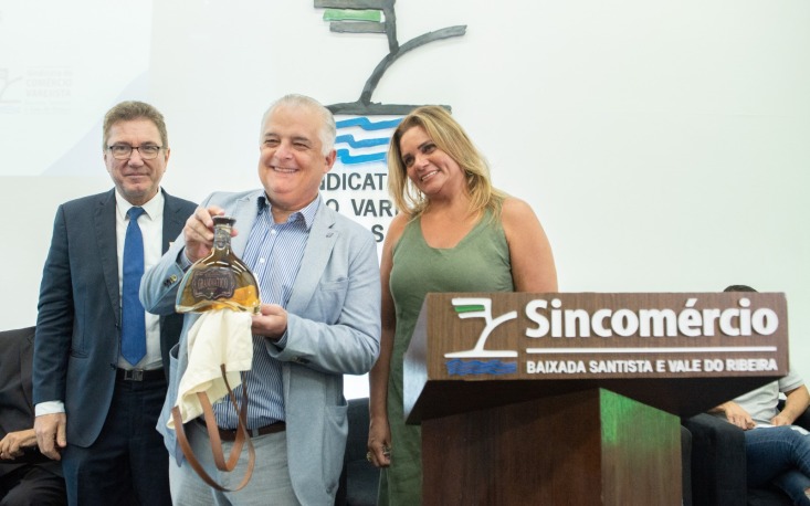 Ministro M&aacute;rcio Fran&ccedil;a, ao lado do presidente do Sincom&eacute;rcio de Santos, Omar Abdul Assaf, e da vice-presidente da FecomercioSP, Gisela Lopes