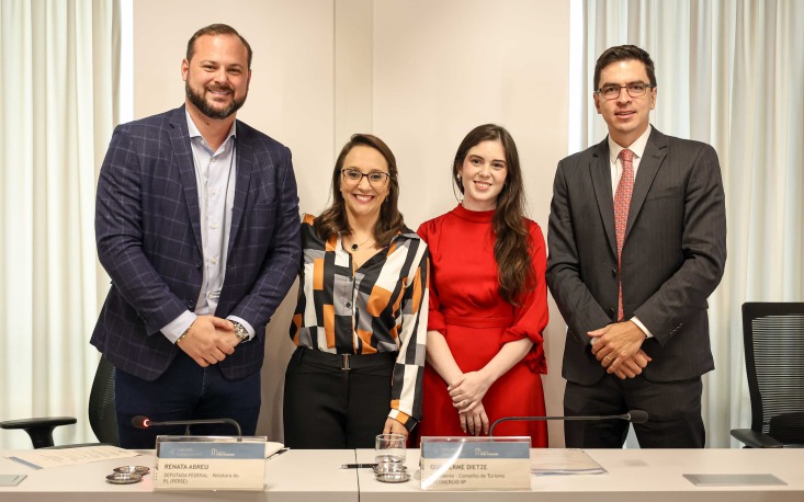 Victor Linhalis e Renata Abreu (ambos do Podemos/ES); Bia N&oacute;brega de S&aacute;, do Instituto Viva Cidades, e Guilherme Dietze (foto: Edilson Dias)