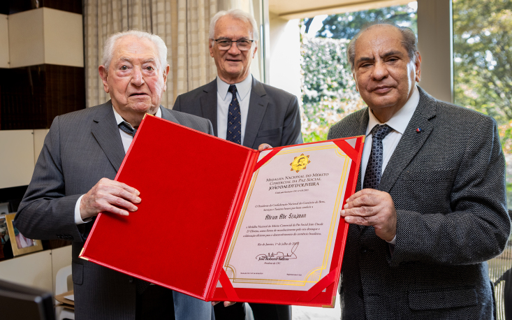 Presidente Abram Szajman recebe a Medalha Nacional do M&eacute;rito Comercial da Paz Social