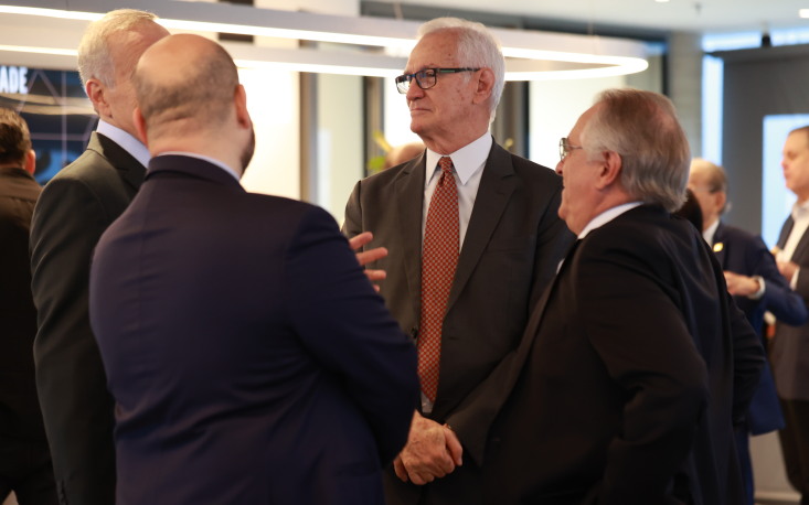Dall'Acqua e membros do CSD conversam antes da reuni&atilde;o