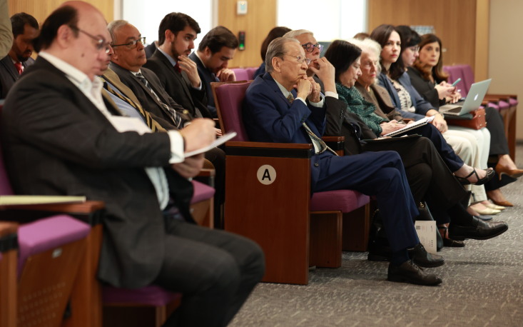 Advogados, juristas e profissionais acad&ecirc;micos de Direito durante a reuni&atilde;o