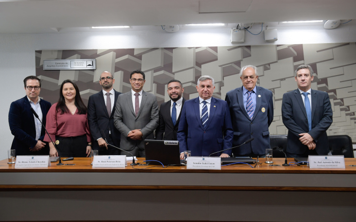 Luis Cesar Bigonha, presidente do Conselho de Servi&ccedil;os, e Sarina Sasaki Manata, assessora t&eacute;cnica, ambos da FecomercioSP, defenderam as empresas do Simples Nacional no Senado (Foto: Saulo Cruz/Ag&ecirc;ncia Senado)