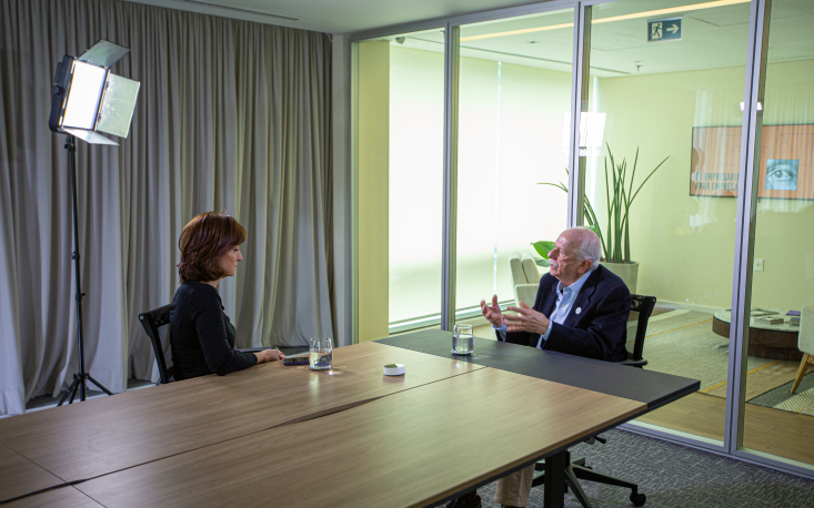 Thais Her&eacute;dia em entrevista com o professor e economista da FEA-USP (Foto: UM BRASIL)