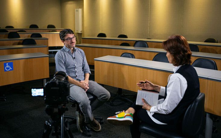 Thais Her&eacute;dia entrevista S&eacute;rgio Lazzarini (Foto: UM BRASIL)