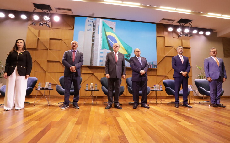 Agenda Institucional enfatiza a import&acirc;ncia de investimentos em infraestrutura para o crescimento econ&ocirc;mico, destacando a moderniza&ccedil;&atilde;o de transportes e a promo&ccedil;&atilde;o de pr&aacute;ticas sustent&aacute;veis