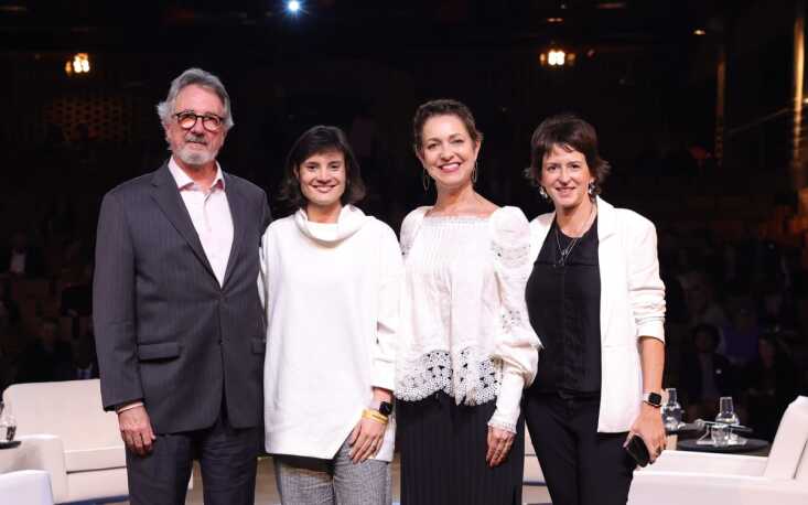 Vanessa Pinsky, conselheira do Capitalismo Consciente Brasil; Caio Magri, diretor-presidente do Instituto Ethos, e Wal Flor, CEO da Flow.Ers com a jornalista e mediadora M&ocirc;nica Sodr&eacute;