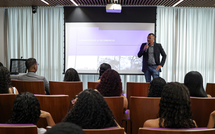 Alunos do ensino m&eacute;dio assistem palestra do assessor Reinaldo Mendes (Imagem: Edilson Dias)