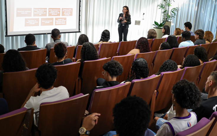 Assessora Alexsandra Ricci fala de sustentabilidade para os estudantes (Imagem: Edilson Dias)