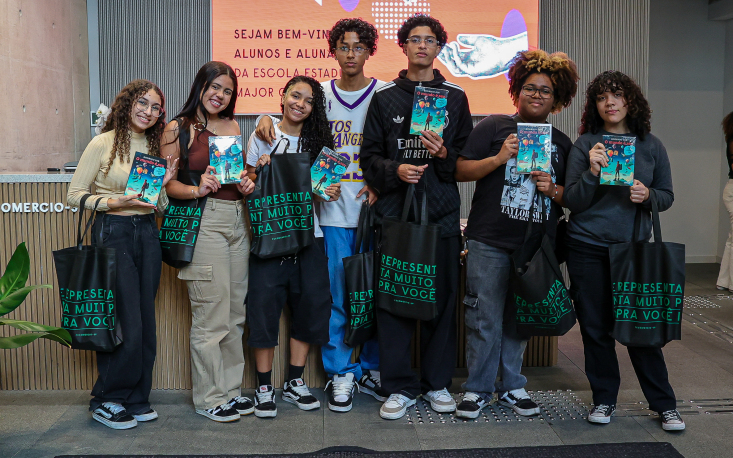 Estudantes ainda levaram para casa um livro de orienta&ccedil;&atilde;o profissional (Imagem: Edilson Dias)