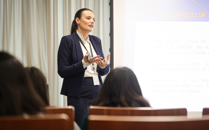 Assessora Nat&aacute;lia Mortaio apresenta o trabalho de representa&ccedil;&atilde;o da FecomercioSP (Cr&eacute;dito: Edilson Dias)