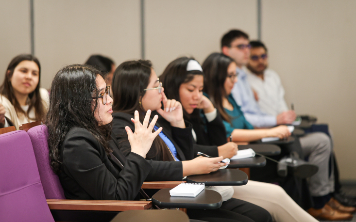 Alunos da Universidad del Pacifico ouvem atentamente dados econ&ocirc;micos brasileiros (Cr&eacute;dito: Edilson Dias)