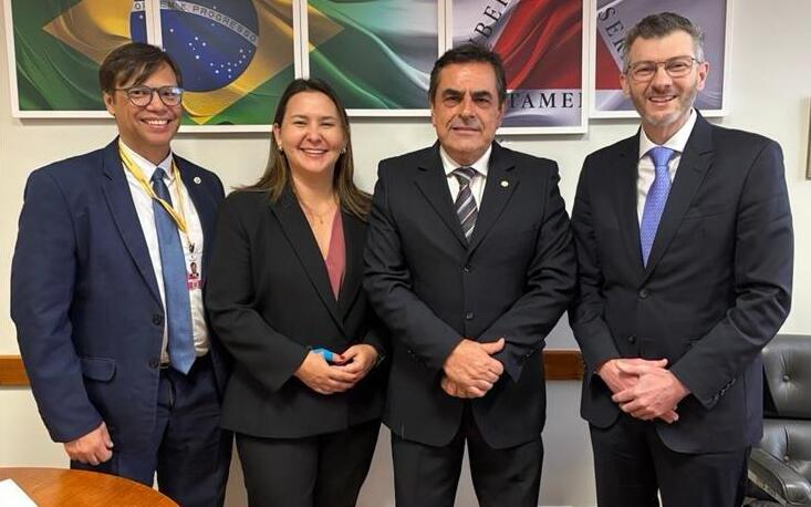 A assessora Sarina Manata com o deputado Domingos S&aacute;vio (PL/MG)