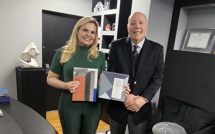 Deputada estadual Carla Morando recebe M&aacute;rcio Ol&iacute;vio Fernandes da Costa, vice-presidente da FecomercioSP. (Foto: Divulga&ccedil;&atilde;o/FecomercioSP)