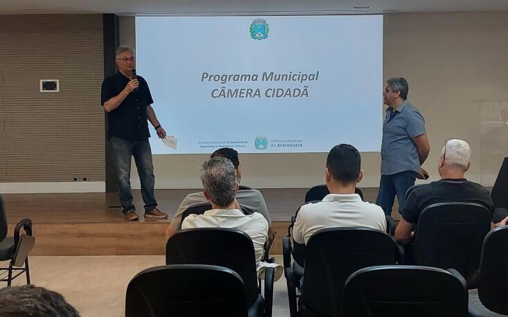 Ao lado do presidente do Sincomercio, o secret&aacute;rio municipal de Seguran&ccedil;a e Mobilidade Urbana, coronel Adalberto Jos&eacute; Ferreira, apresentou o projeto C&acirc;mera Cidad&atilde;