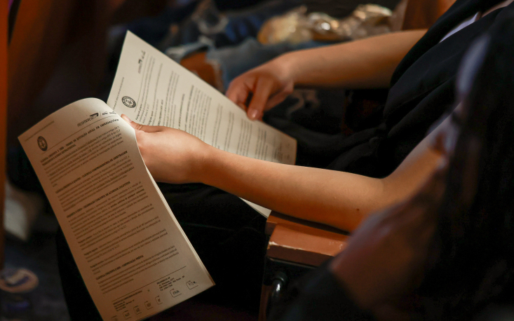 Durante a palestra, jovens puderam ter contato com um documento de conven&ccedil;&atilde;o coletiva (Imagem: Edilson Dias)