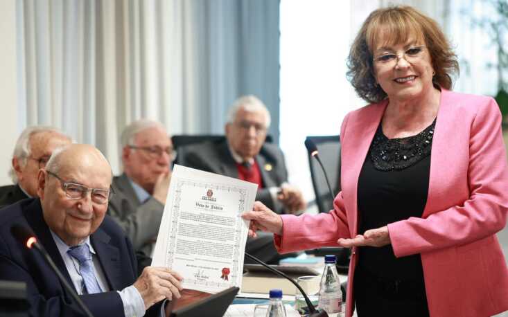 Vereadora Edir Sales entrega a Ives Gandra Martins a l&aacute;urea da C&acirc;mara Municipal paulista (Imagem: Edilson Dias)
