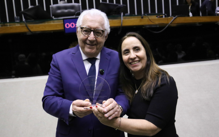 Guilherme Afif Domingos recebe homenagem por sua atua&ccedil;&atilde;o na cria&ccedil;&atilde;o do Simples Nacional (Foto: Bruno Spada/C&acirc;mara dos Deputados)