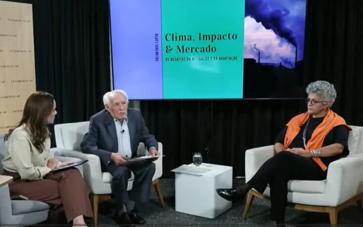 No est&uacute;dio da FecomercioSP, a jornalista Camila Silveira media o primeiro painel da live com a presen&ccedil;a do professor Goldemberg e de Izabella Teixeira