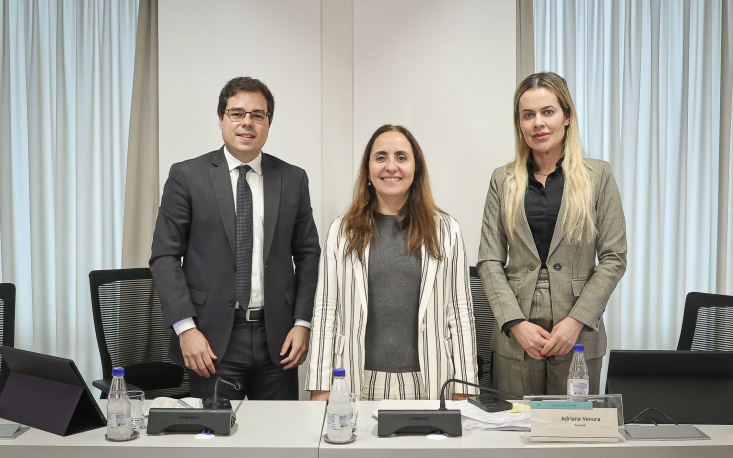 Caio Lima, s&oacute;cio da VLK Advogados; a deputada federal Adriana Ventura (Novo/SP), vice-presidente da Comiss&atilde;o Especial de IA da C&acirc;mara; e Kelly Carvalho, economista e assessora do Conselho de Economia Digital e Inova&ccedil;&atilde;o da FecomercioSP