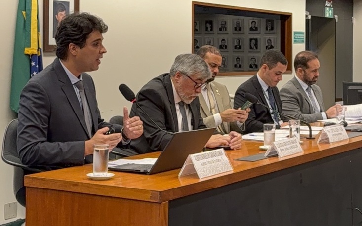 Alberto Borges de Carvalho J&uacute;nior, assessor da FecomercioSP apresenta as propostas de ajustes ao PLP 125/2022. (Foto: Divulga&ccedil;&atilde;o/FecomercioSP)
