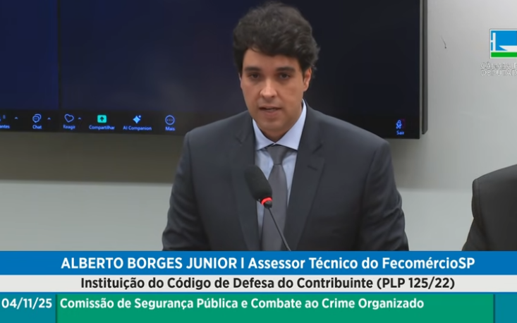 Alberto Borges de Carvalho J&uacute;nior, assessor da FecomercioSP apresenta as propostas de ajustes ao PLP 125/2022. (Foto: Divulga&ccedil;&atilde;o/FecomercioSP)