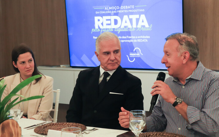 Os deputados J&uacute;lio Lopes (PP/RJ) e Aguinaldo Ribeiro (PP/PB) - relator do PL do Redata - durante debate (Fotos: Daniel Davini/FPBC)