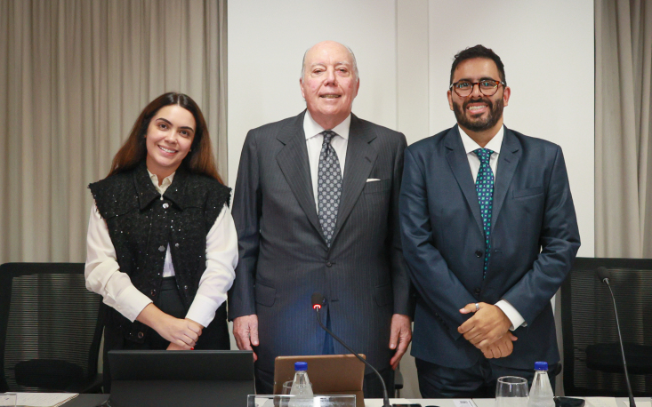 Thais Veiga Shingai, M&aacute;rcio Ol&iacute;vio Fernandes da Costa e Alexandre Evaristo Pinto debatem os regulamentos da CBS e do IBS. (Foto: Edilson Dias/FecomercioSP)