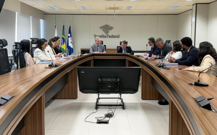 Sarina Manata, assessoria da FecomercioSP, e representantes da CNC re&uacute;nem-se na Receita Federal. (Foto: Divulga&ccedil;&atilde;o/CNC)