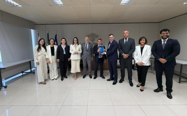 Sarina Manata, assessoria da FecomercioSP, e representantes da CNC re&uacute;nem-se na Receita Federal. (Foto: Divulga&ccedil;&atilde;o/CNC)